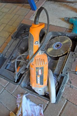 Image 1 of Worx 9" angle grinder with box