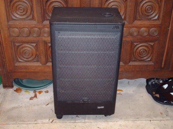 Image 1 of Butane gas heater and 7kg unused cylinder of gas