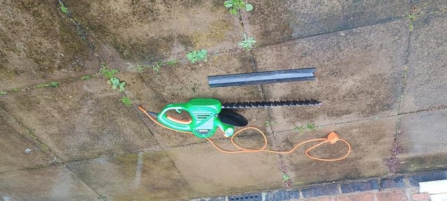 Image 2 of POWER BASE HEDGE TRIMMER
