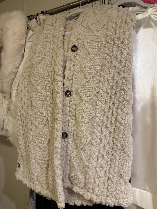 Woman’s sleeveless cable wool top with hood — photo 3 of 3