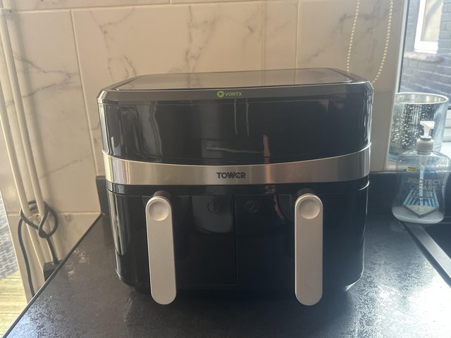 Like new black gloss air fryer 