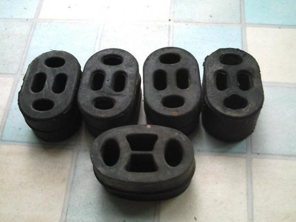 Image 1 of Exhaust rubber mounts (job lot of 5)