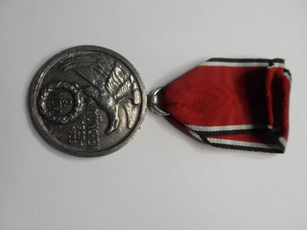 Image 3 of A Good Example of a 2nd Issue Honour Badge 869/900