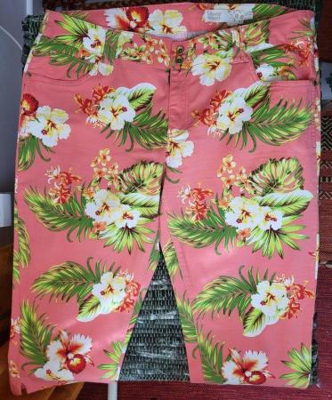Image 3 of Flowery cropped trousers - stretchy cotton