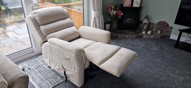Image 2 of Oslo Petite Riser Recliner CareCo Excellent Condition