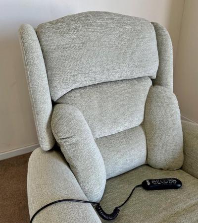 Image 4 of LUXURY ELECTRIC RISER RECLINER DUAL MOTOR GREEN CAN DELIVER