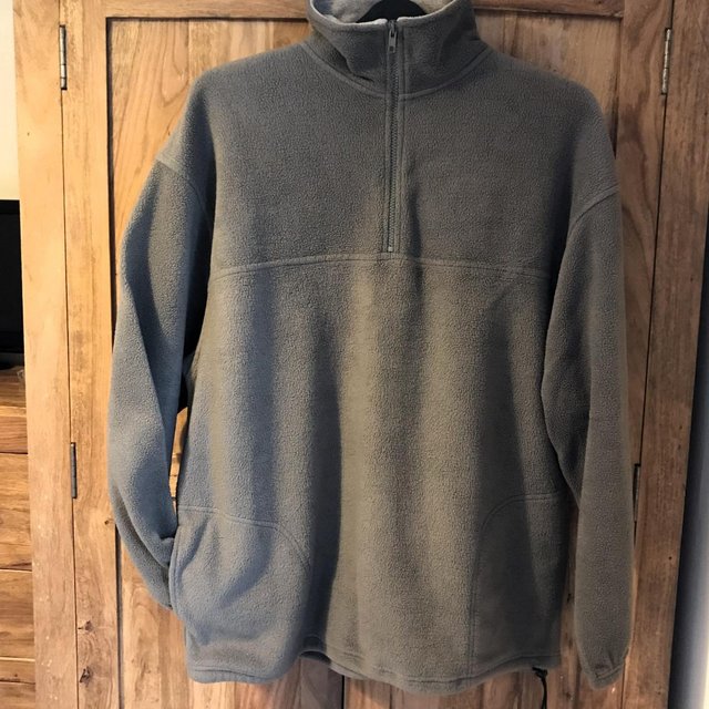 Preview of the first image of Man's sage green long-sleeve fleece, half-zip,pockets. Large.