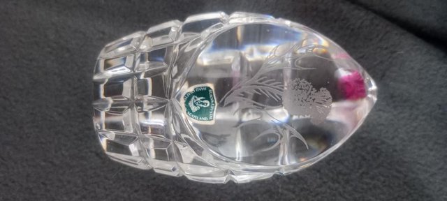CRYSTAL EGG SHAPED SCOTTISH THISTLE PAPERWEIGHT £10