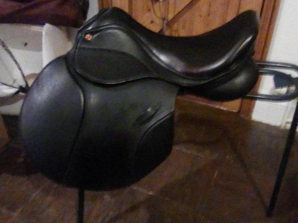 Image 2 of As New "Saddle Company" 17" LEATHER flap NOT cheap synthetic