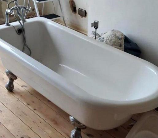 Image 1 of Freestanding 1700 bath with taps & sink
