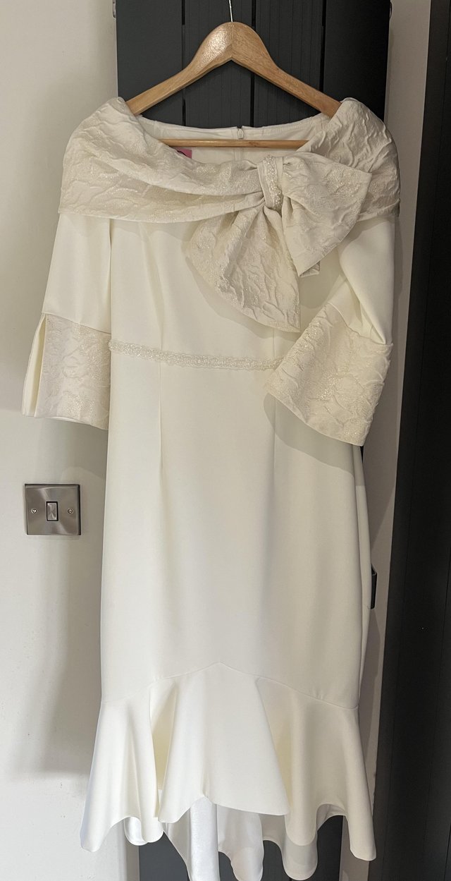 Preview of the first image of Elegant Ivory Mother of the Bride outfit.