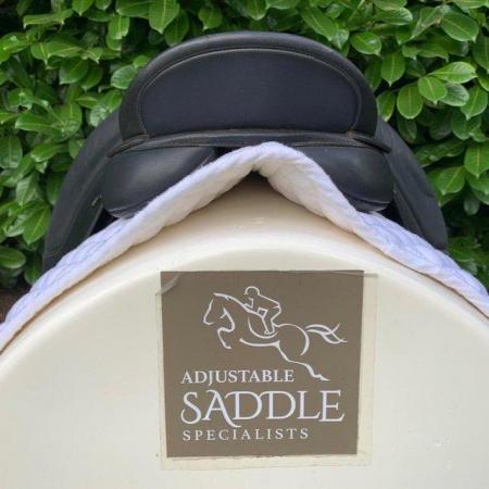 Image 16 of Wintec Wide 17 inch dressage saddle