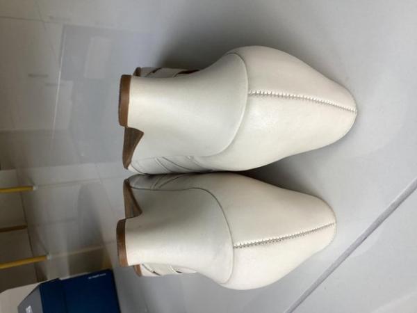 Image 3 of GABOR CREAM LEATHER SHOES SIZE 6