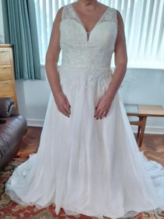 Image 3 of Size 16 ivory wedding dress/short ivory veil