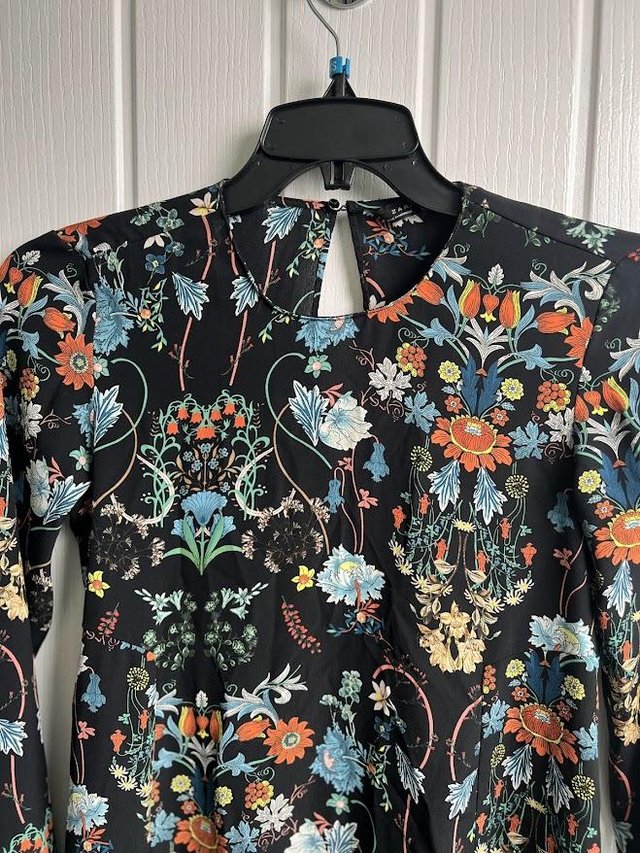 Preview of the first image of ZARA FLORAL PRINT DRESS DRESS ~ SIZE XS Zara Floral print.