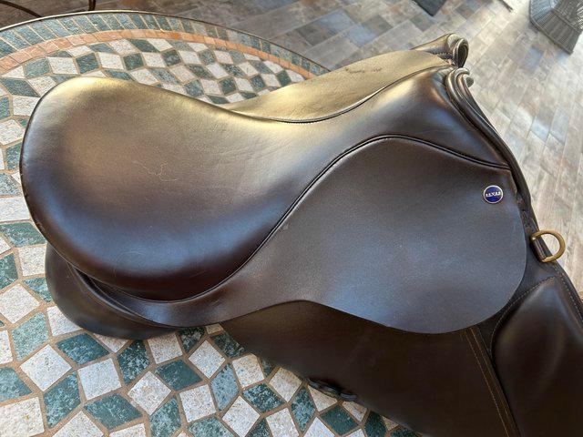 Preview of the first image of English Leather Horse Saddle 17.5 inch Wide Fitting.