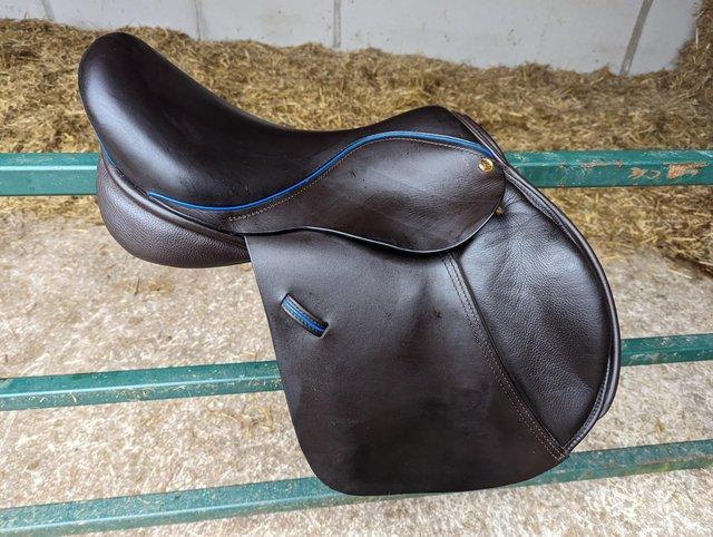 Preview of the first image of 17inch Havana XW Kruger jump saddle.