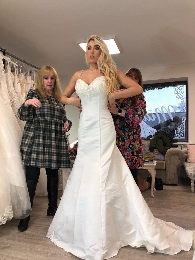 Preview of the first image of Amazing brand new wedding dress.