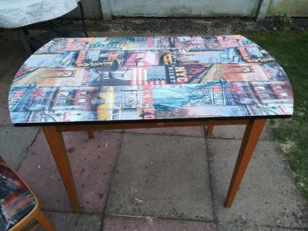 Image 1 of Quirky table and 2 chairs. poss del.