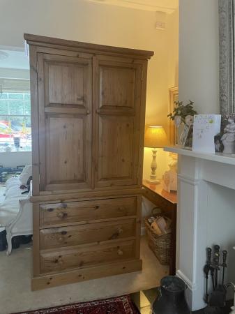 Image 3 of Stunning pine linen press cupboard/wardrobe. Beautiful piece