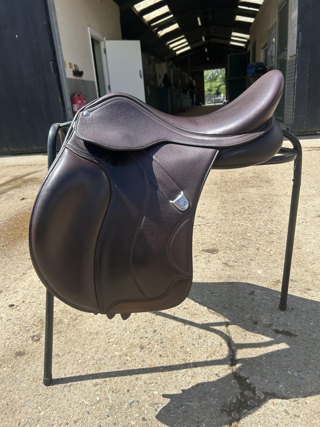 Preview of the first image of Bates WIDE All Purpose + saddle 17.5” (brown).