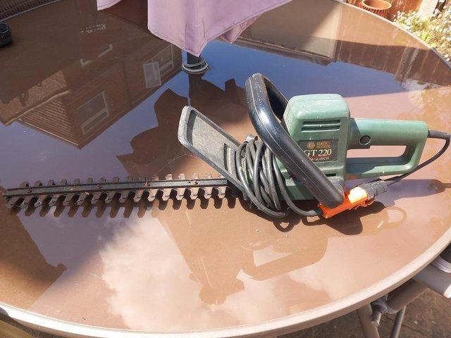 Preview of the first image of Black & Decker GT220 16" hedge cutters.