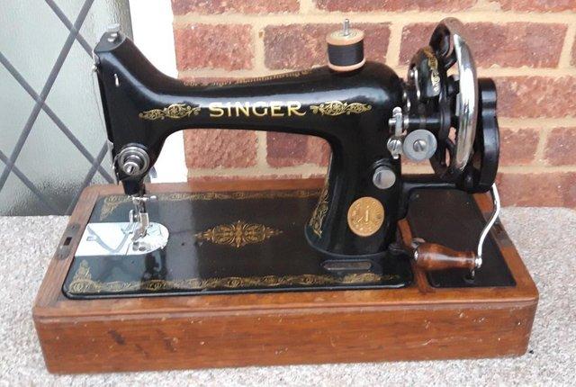 Image 3 of Vintage Singer sawing machine in mint condition