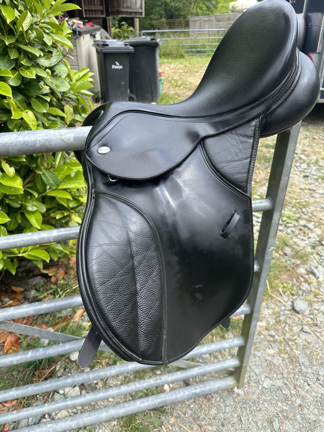 Preview of the first image of Thorowgood 17” adjustable gullet saddle.
