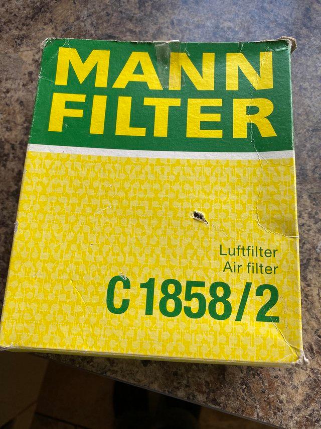 Preview of the first image of NEW Renault air filter details on box.