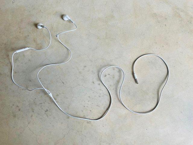 Preview of the first image of Apple Earpods with Volume Control and Jack Plug.