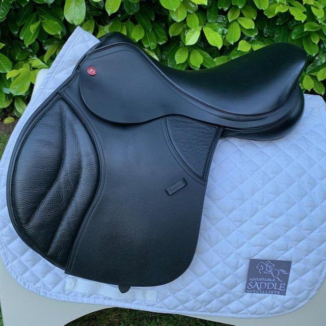 Preview of the first image of Thorowgood T8 17 inch jump saddle (S3189).
