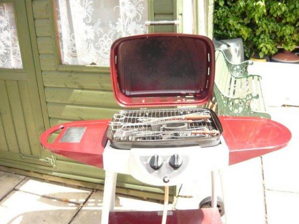 Image 3 of GAS BARBEQUE. WHITH TWIN BURNERS ON WHEELS