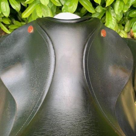 Image 21 of Kent and Masters 17.5 inch high wither dressage saddle