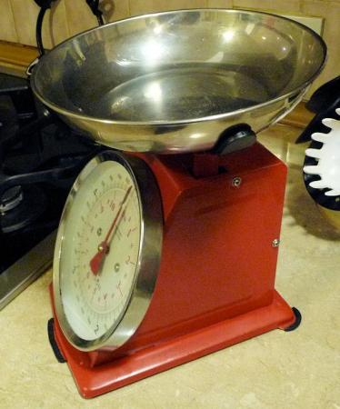 Image 2 of Hanson T500 Red Traditional 5kg Mechanical Kitchen Scales