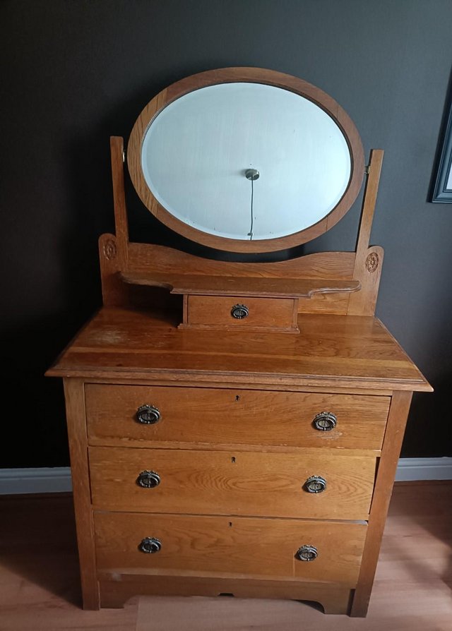 Chest of 3 main drawers and 1 jewellery drawer