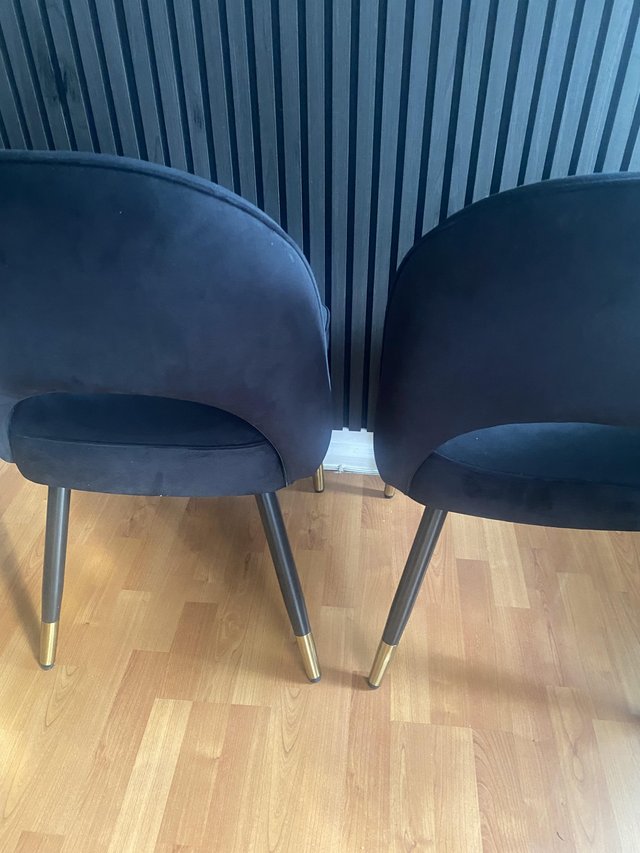 Stylish round glass dining table with four black suede chair — photo 4 of 4