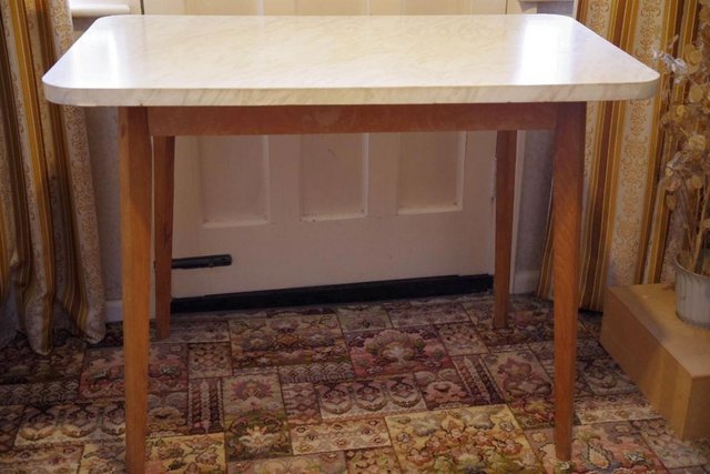 Image 2 of Kitchen Table, white, detachable wooden legs