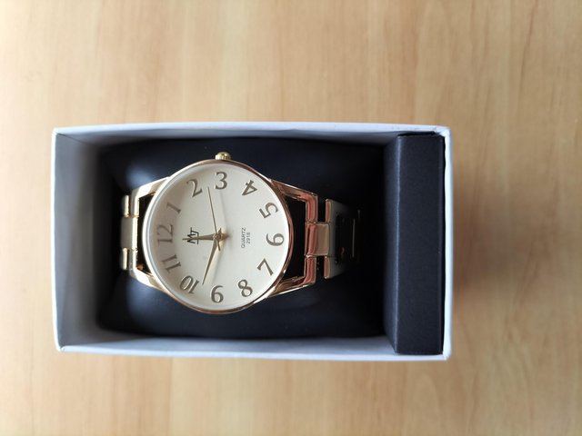 Preview of the first image of Quartz watch gold in colour.