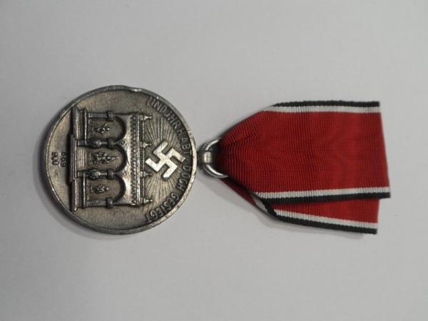 Image 2 of A Good Example of a 2nd Issue Honour Badge 869/900
