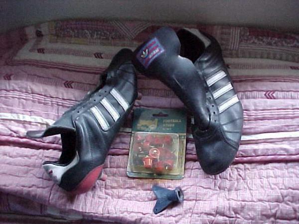 Image 1 of ADIDAS FOOTBALL BOOTS SIZE 9/10... WITH SCREW-IN STUDS & KEY
