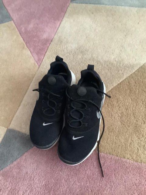 Preview of the first image of Nike Black running shoes size 5.5.