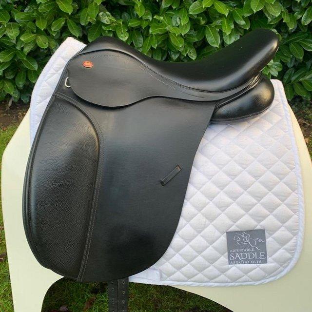 Preview of the first image of Kent & Masters 17.5” Original Cob Dressage saddle.