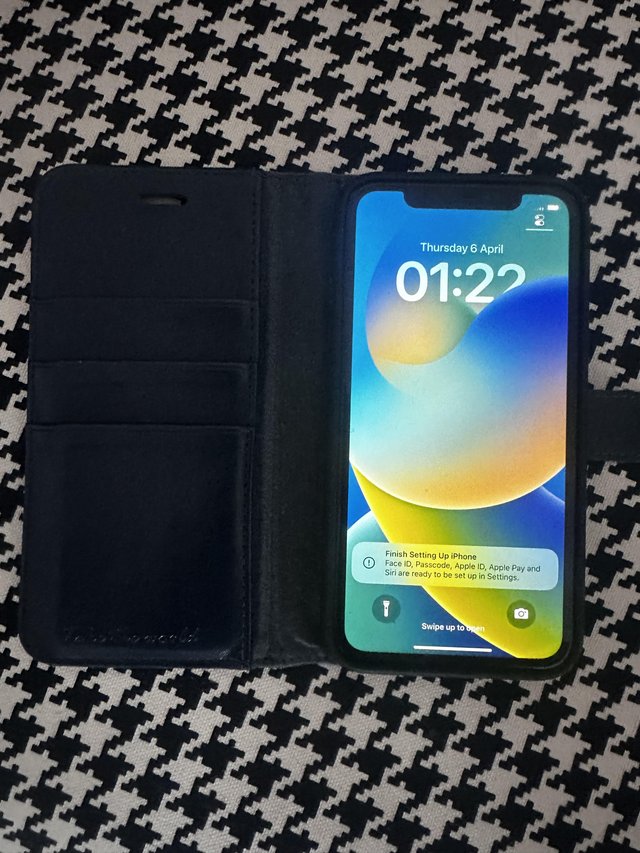 Preview of the first image of Apple iPhone XR and case.