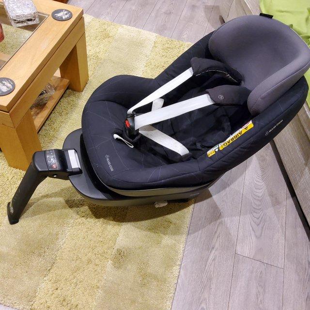 Preview of the first image of Maxicosi Pebble car seat with Isofix base..