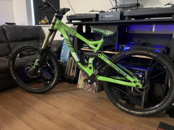 Image 3 of Commencal Supreme DH mountain bike large
