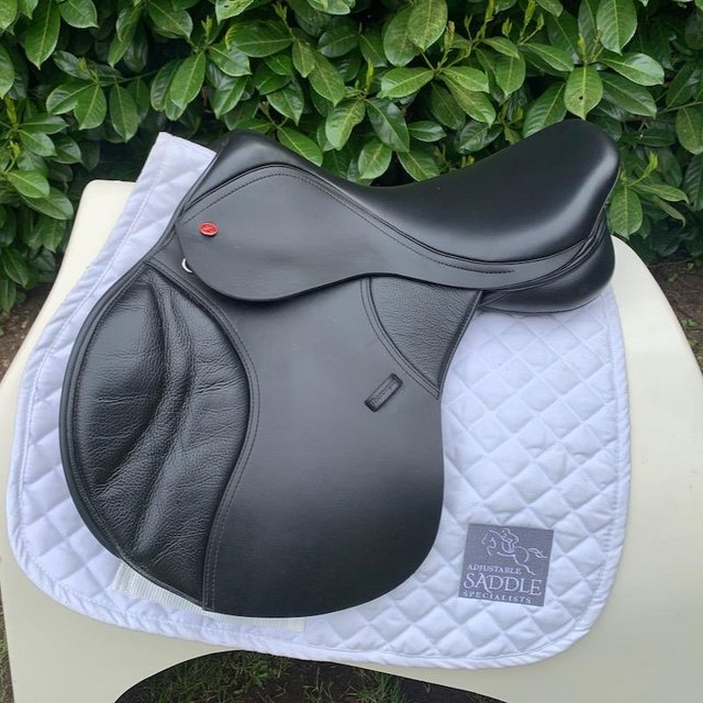 Preview of the first image of Thorowgood T8 16.5 inch jump saddle.