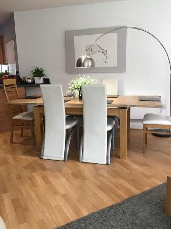 Image 2 of EXTENDING SOLID OAK DINING TABLE RRP £550 SEATS 6-8