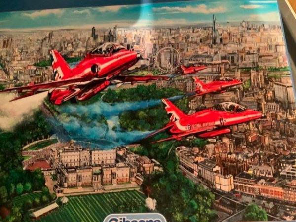 Image 1 of Gibsons 1000 piece jigsaw puzzle. Reds Over Britain.