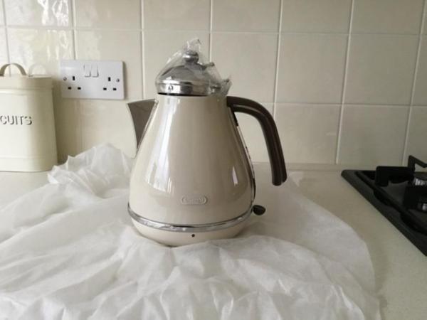 Image 2 of New DeLonghi Icona Vintage cream kettle