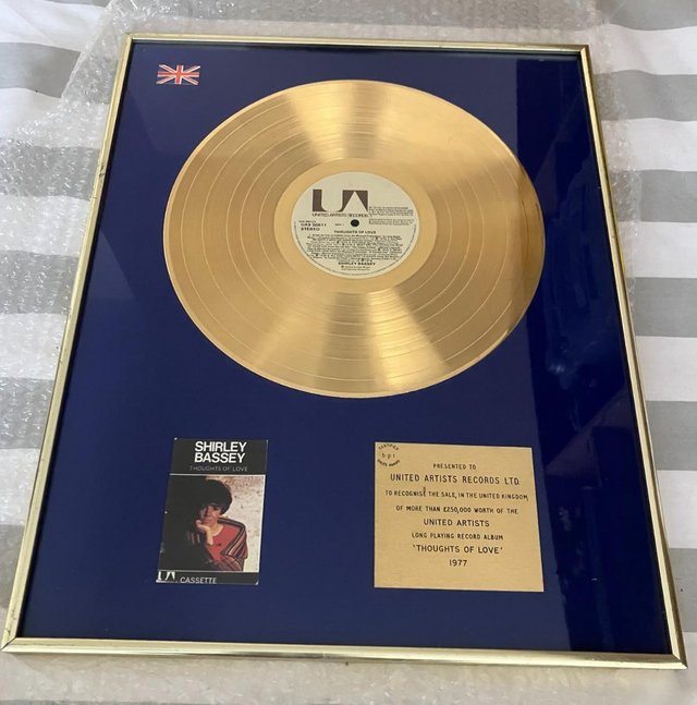 Preview of the first image of SHIRLEY BASSEY - GOLD DISC - CERTIFIED b.p.i. Award.